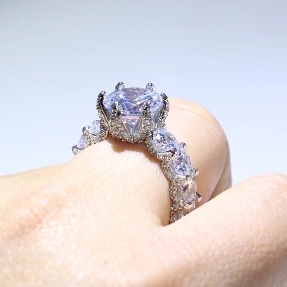 Simulated Diamonds Exaggerated  vintage Beautiful Ring - Picture 6 of 10
